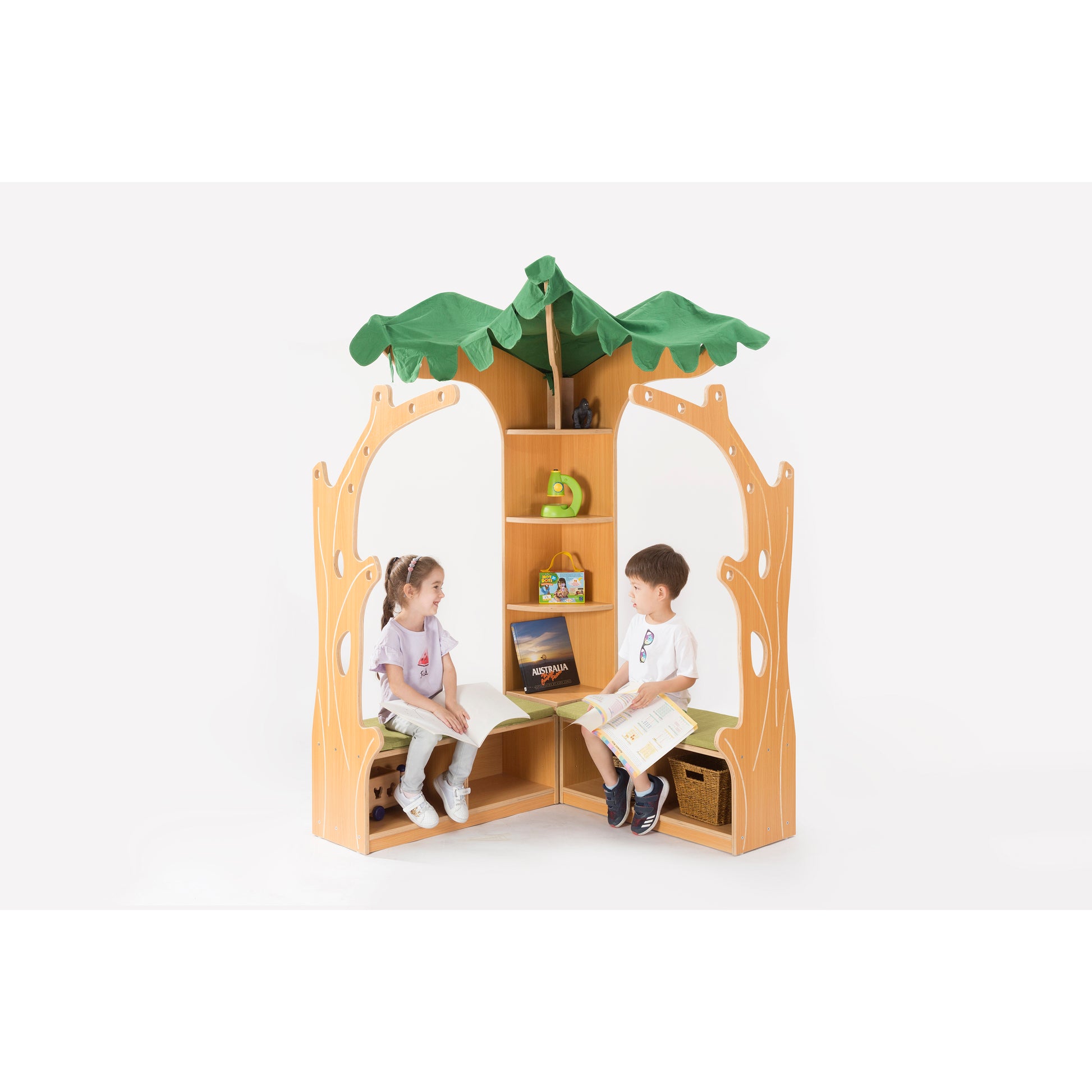 Zona Tree House Library Corner